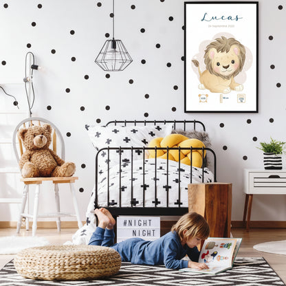 Affiche de naissance personnalisée "Lion" - chambre enfant avec garçon qui lit sur le tapis